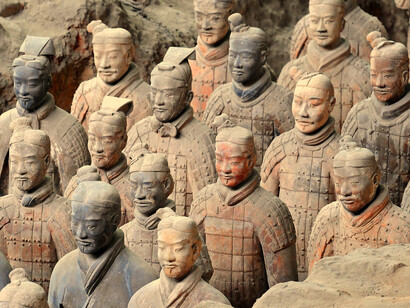 Guerreros de terracota, colección de estatuas que representan las figuras de los guerreros y caballos del ejército del autoproclamado primer emperador de China de la Dinastía Qin, Qin Shi Huang, en 210-209 a. C.