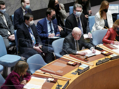 Russlands Botschafter bei den Vereinten Nationen, Wassily Nebenzia, nimmt seinen Sitz im UN-Sicherheitsrat ein, während dieser zu einer entscheidenden und ungewöhnlichen Sondersitzungsabstimmung im Notfall zusammentritt