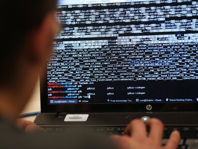 Un informático revisando códigos