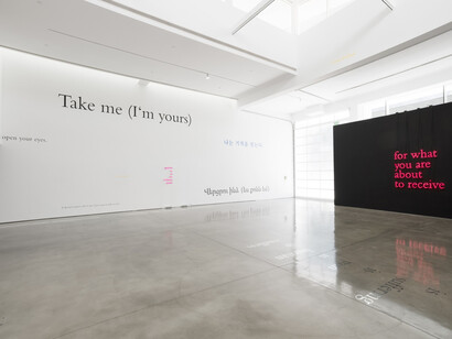 Douglas Gordon, Magic is sometimes very close to nothing at all, exhibition view. Courtesy of Gagosian Gallery