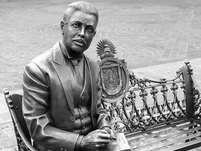 Escultura de Ramón López Velarde en la Plaza de Armas de Zacatecas, México