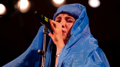 Forti e autentiche le emozioni sul palco del Teatro Politeama Garibaldi, dove l’arte ha dato voce al coraggio delle donne afgane. Nella foto l'artista Elena Yaqubee in una delle esibizioni della serata