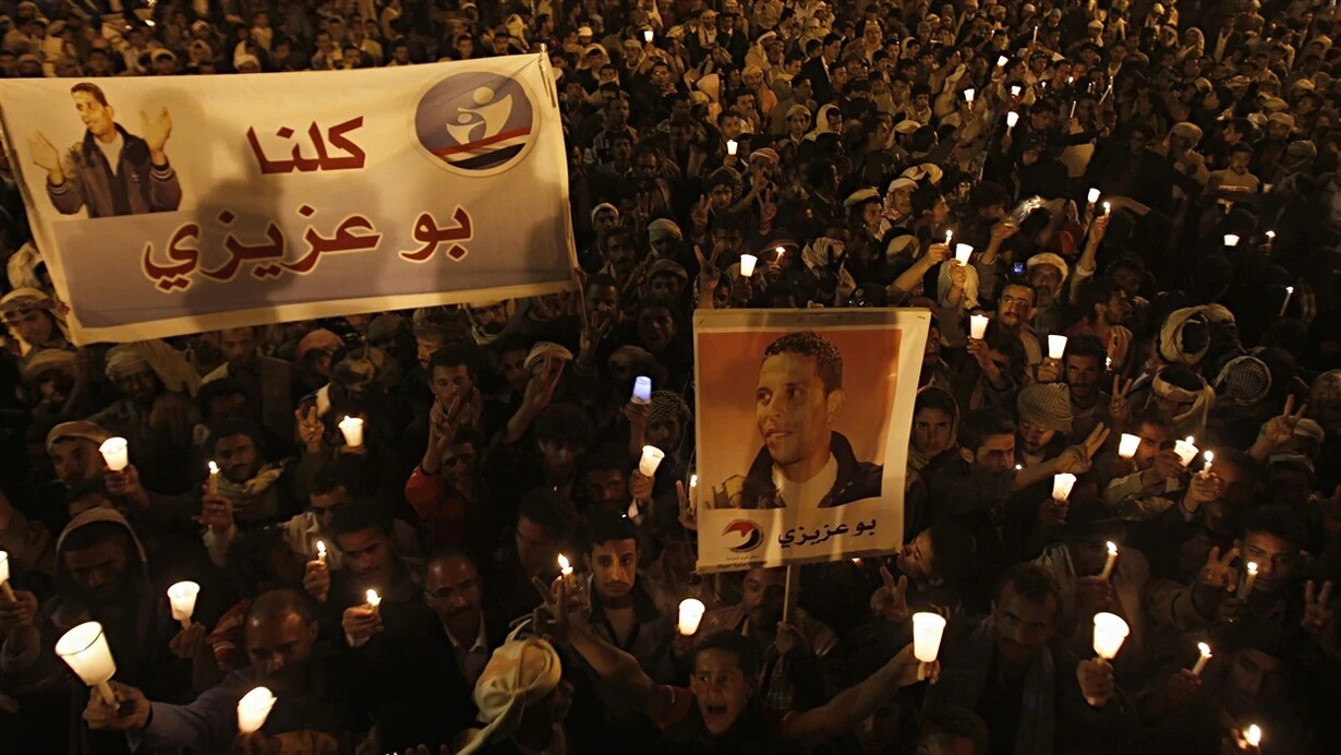 Des Tunisiens se remémorent la mort du jeune vendeur Mohamed Bouazizi qui s'est immolé par le feu le 17 décembre 2010