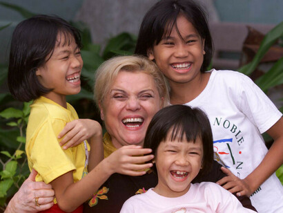 Christina Noble con niños de su fundación