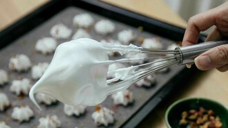 Descubra os segredos por trás dos três tipos de merengue: francês, suíço e italiano! Conheça suas aplicações, métodos de preparo e dicas essenciais com nossa confeiteira mestre