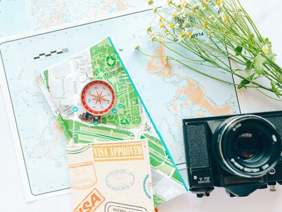 Foto aérea de uma câmera e flores perto de um mapa