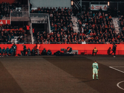 Temos a Itália que também não fica atrás da Espanha, casos de racismo no futebol italiano sempre são noticiados na mídia