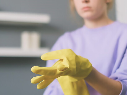 The image of a woman engaged in household chores underscores the inequality in this domain, emphasizing the disproportionate time women dedicate to housework compared to men
