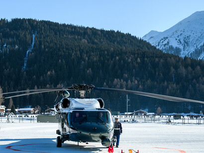 El Marine One en la zona de aterrizaje de Davos, Suiza, el miércoles 21 de enero de 2026, y parte hacia el hotel AlpenGold