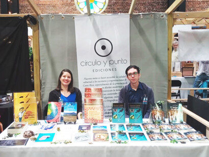 Puesto de Círculo y punto Ediciones en una feria literaria en Costa Rica