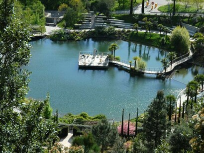 Il laghetto delle ninfee con l’isola-terrazza del bar caffetteria interno al giardino.  
