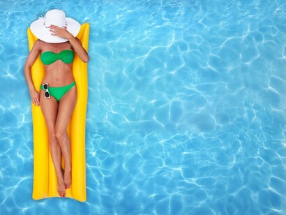 Bronceándose en la piscina