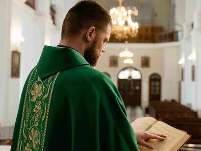 Entenda a importância da formulação correta de atos performativos, como o batismo, para garantir sua validade e evitar possíveis complicações legais