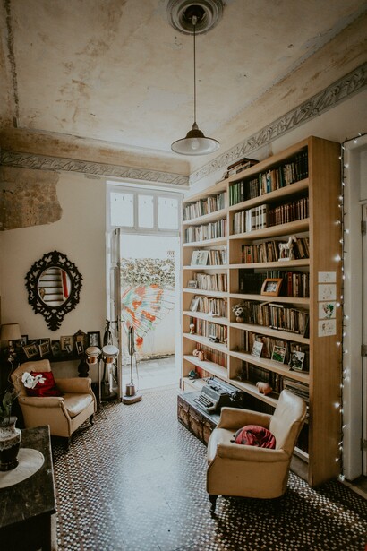 Casa piena di libri. Un libro è sempre un maestro