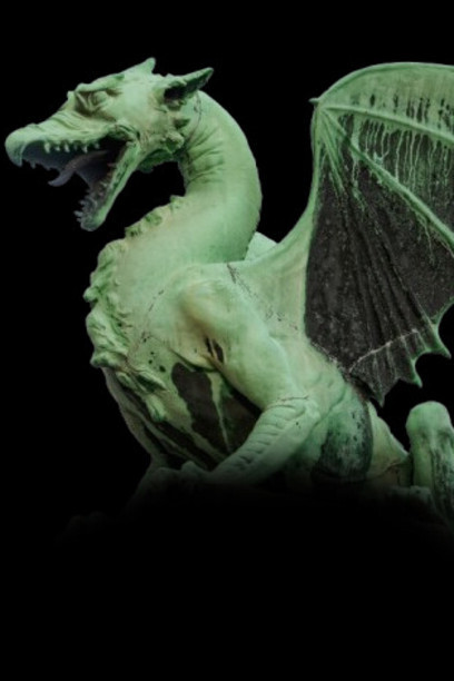 Os três primos exploram uma caverna misteriosa e se deparam com um dragão guardião de um tesouro, iniciando uma aventura cheia de coragem e imaginação