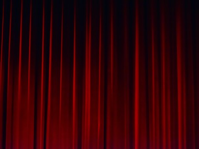 Sipario teatrale chiuso in attesa dell'inizio dello spettacolo