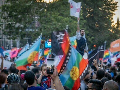 Anhänger schwenken die Mapuche-Flagge während einer Kundgebung in Santiago, Chile