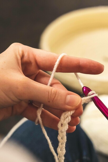 Weaving threads of a crochet