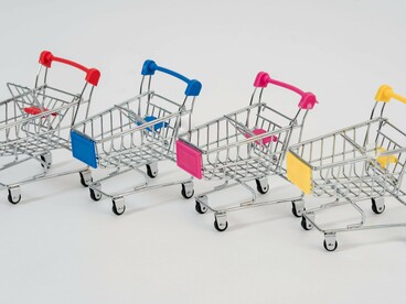 Estou no supermercado. Há imensa gente. Acordaram agora para o facto de se avizinhar nova tempestade. Uma tempestade anunciada, com mapas coloridos e setas vermelhas, mas que ainda assim apanha todos de surpresa. O medo organiza filas