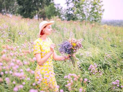 Mujer pasea por una pradera llena de flores. Todo eso que admiras en otros y que crees que careces, está en potencia en ti