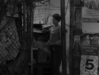 Dota de oralidad a un estrato social que no tiene voz, sin dulcificar ni dosificar: no se trata de justificar, sino de abrir la cortina y mostrar lo que está sucediendo