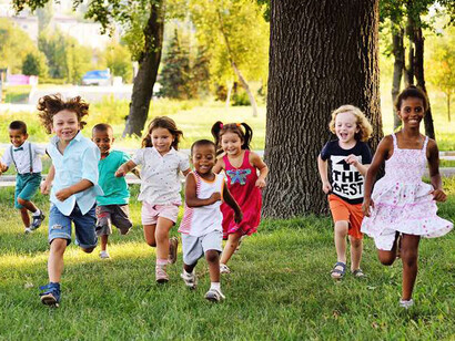 Bambini che giocano. Essere eccessivamente severi con il proprio bambino risulta dannoso tanto quanto essere troppo permissivi