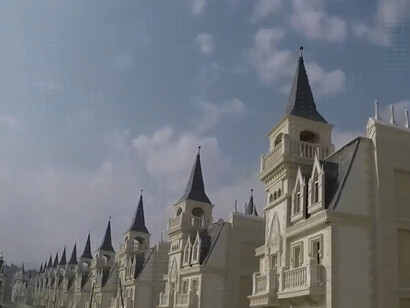 En el desastre late una posibilidad: la de aprender de lo que el exceso destruyó, la de reconstruir la ciudad desde el cuerpo y no desde la cifra. Burj Al Babas, en el corazón de Turquía