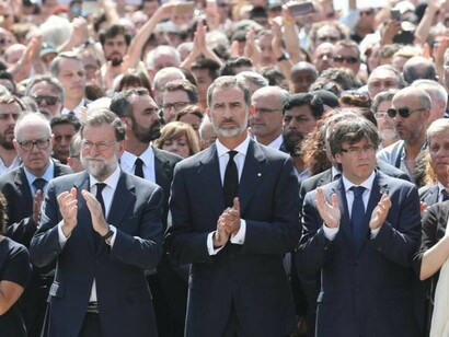 El rey Felipe VI, Rajoy y Puigdemont en el minuto de silencio guardado por las víctimas del ataque terrorista en La Rambla (19/08/2017)