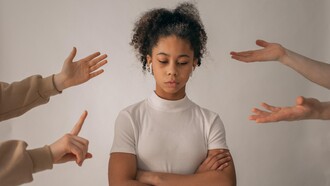 Jovem adulta enfrente seu imaginário de julgamentos