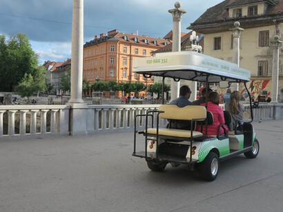 Uno dei veicoli elettrici con autista, chiamati Kavalir, che fungono da navetta gratuita nel centro di Ljubljana, dedicati soprattutto alle persone anziane