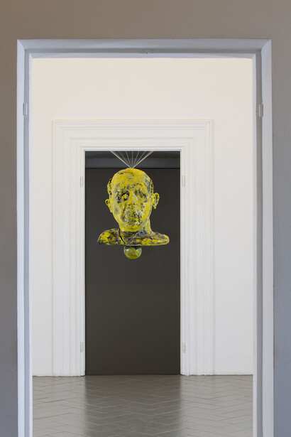 Gianni Dessì, Nome
e
Cognome,
2015,
nylon
e
ceramica
Raku,
tempera
su
soffitto,
70
x
55
x
48
cm