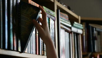 Descubra por que a literatura vai além de um simples componente curricular e se torna fundamental na formação pessoal e cultural. Explore como ela reflete nossas emoções, história e imaginação, oferecendo um refúgio e uma compreensão mais profunda da vida