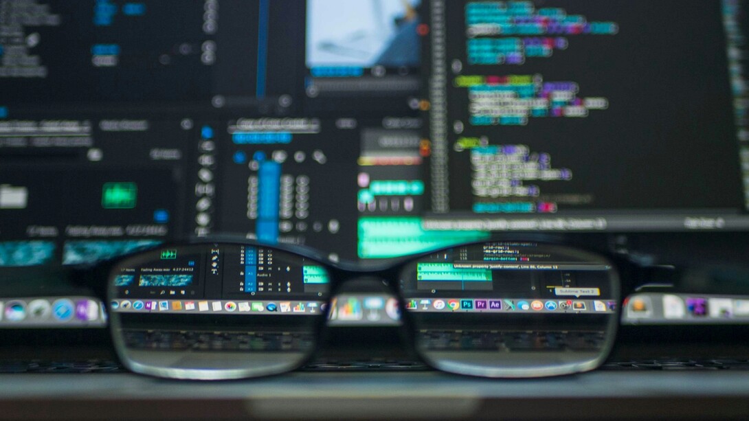 Le interruzioni che hanno colpito ChatGPT e Claude il 2 giugno 2026 hanno mostrato una realtà spesso trascurata: l'intelligenza artificiale non vive nel cloud astratto delle nostre immaginazioni, ma dipende da infrastrutture materiali estremamente fragili e costose