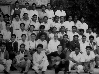 Al centro, de blanco y con barba, el maestro Burgos; a la izquierda de él, el maestro Herminio Chávez Guerrero
