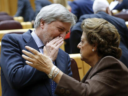 Méndez de Vigo cuchichea con Rita Barberá