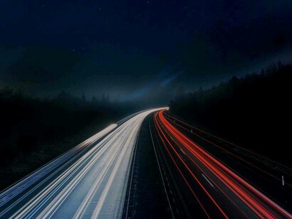 Autostrada di notte, il dinamismo degli autoveicoli in corsa