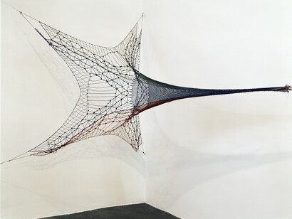 Nicolas Floc'h, La tour pélagique, 2008, 2 projections de diapositives 6x7. Maquette de filet. Collection FRAC Bretagne