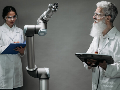 Una scienziata e uno scienziato sperimentano nuovi robot