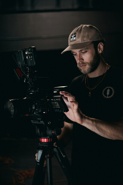 Camarógrafo trabajando en un estudio