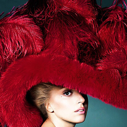 Lady Gaga, sepultada bajo un inmenso sombrero de Jones