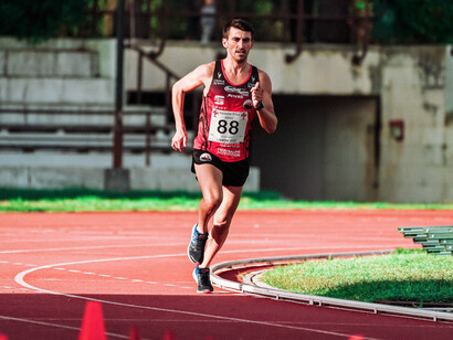 Persona motivata si allena correndo