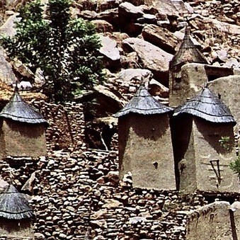 Le Mali, est un État d'Afrique de l'Ouest. Sa capitale est Bamako, dont l'aire urbaine compte 2,529 millions d'habitants en 2019