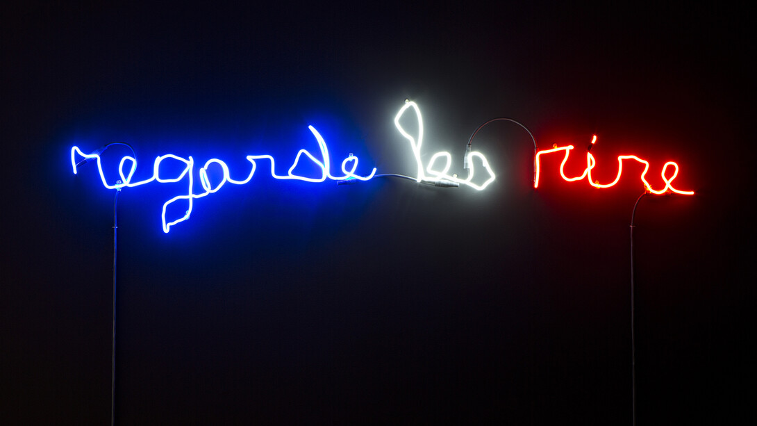 Claude Lévêque, Regarde les rire, 2015, Néon bleu, blanc, rouge / Neon blue, white and red, 33 x 150 cm, Ecriture / Writing : Romaric Etienne © ADAGP Claude Lévêque
. Photo. Julie Joubert
, Courtesy the artist and kamel mennour, Paris