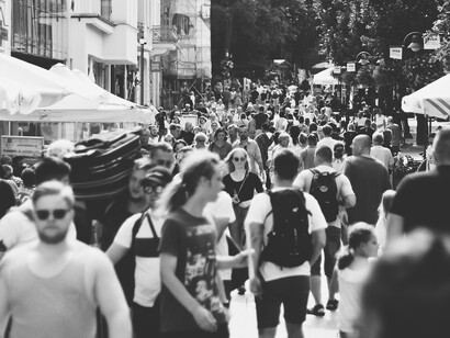 Gente da tutto il mondo cammina per le strade di un centro città