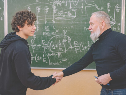 Dimostrazione di un teorema e peer-review. Ma cosa vuol dire dimostrare un teorema? Il processo attraverso cui un nuovo risultato è accettato all’interno dello scibile matematico è comune anche a molte altre scienze, ed è quello della peer-review
