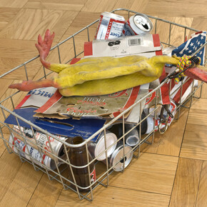 Cady Noland, Chicken in a Basket, 1989, Mixed media (wire basket, rubber chicken, beer cans, etc.), 7.5 x 19.5 x 12 inches, 19.1 x 49.5 x 30.5 cm, © Cady Noland, Courtesy Skarstedt