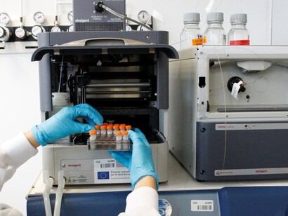 Una investigadora del Vall d’Hebron de Barcelona manipula unas muestras