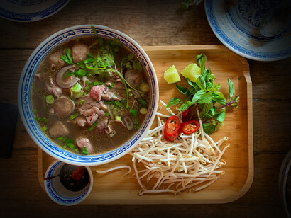 Phở: esta sopa se consideraba el desayuno ideal para quienes trabajaban en los arrozales, siendo un plato nutritivo pero ligero
