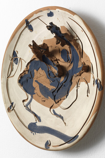 Lucio Fontana, Guerriero a cavallo, 1959-60, Diam. 30 cm, Ceramica, Arch. Fontana 386/1, courtesy Studio la Città e Galleria Tonelli, foto Michele Alberto Sereni 