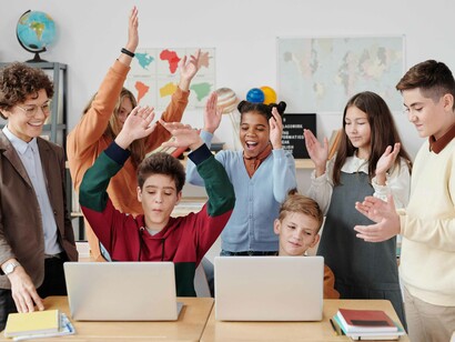 Crianças comemoram um desafio de linguagem de programação considerado difícil por elas